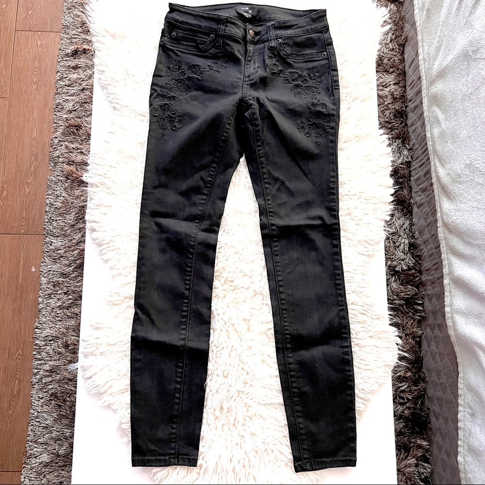 Bebe Skinny Jeans with Embroidered Accents! Sz 25 🛍️💕